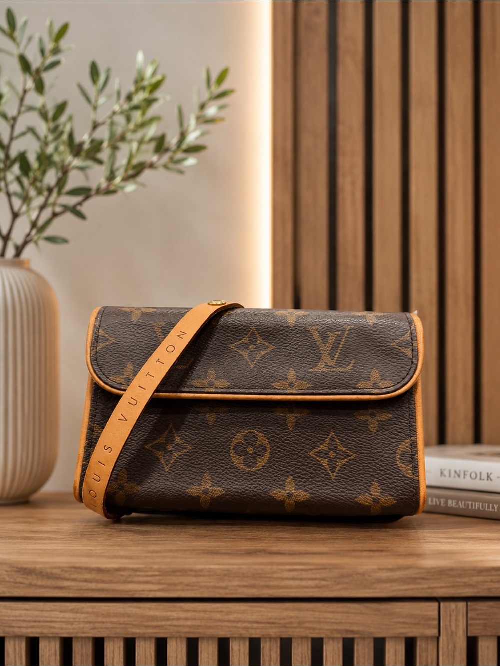 LOUIS VUITTON
Monogram Pochette Florentine XS